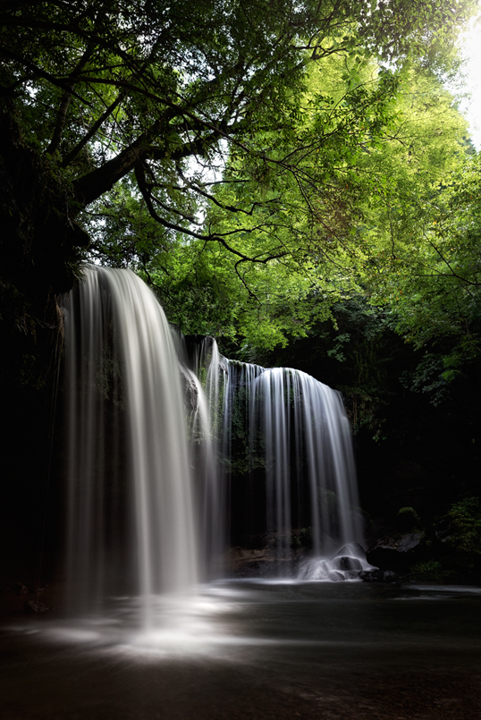 Link to image of Nabegataki Waterfalls